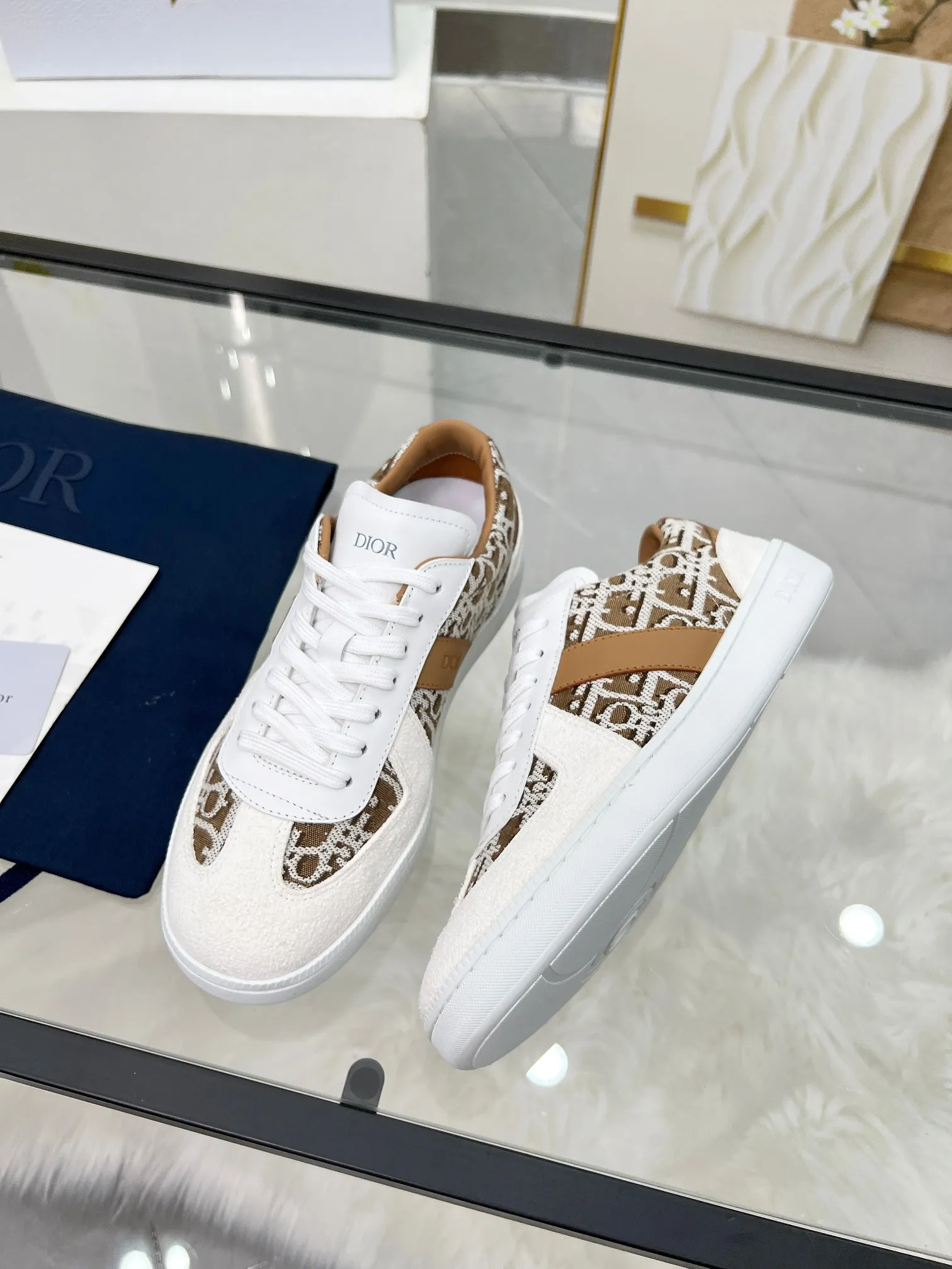 👟👟Ex-factory price 460👟👟Male size +10 correct✅ version. 𝐃𝐢𝐨𝐫 𝟮𝟱𝐏𝐫𝐞-𝐅𝐚𝐥𝐥 𝐁𝐞𝐫𝐥𝐢𝐧 𝟬𝟭 Dior B01 couple casual moral training shoes white shoes sneakers late 90s fashion brand Maison Margiela purchased GAT in large quantities and gave them a makeover. This shoe type of De Xun officially started its fashion journey. Original: Top layer of cowhide, cowhide lining, original outsole Size: 35-45 (40 for women, 45 for men, custom made, non-refundable)